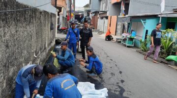 Ketua RW. 06 Cengkareng Barat  Mengawasi Pengurasan Saluran Air, Terus dikebut