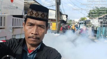 Penyemprotan di Wilayah RW. 006 Kelurahan Cengkareng Barat