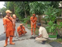 Sebanyak 25 Petugas Gabungan Melakukan Pembongkaran Speedbump Rusak