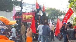 Warga Kebon Sayur Menggelar Aksi Unjuk Rasa d𝚒 depan  Kantor Kelurahan Kapuk