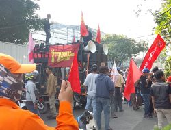 Warga Kebon Sayur Menggelar Aksi Unjuk Rasa d𝚒 depan  Kantor Kelurahan Kapuk