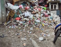 Dampak membuang sampah sembarangan Dijalan Tak Peduli Lingkungan