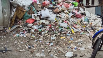 Dampak membuang sampah sembarangan Dijalan Tak Peduli Lingkungan