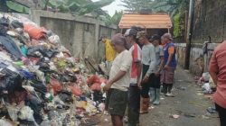 Camat Cengkareng : Akan Angkut Gunungan Sampah Yang Menutup Akses Jalan DenganTuntas