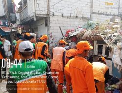 Gerak Cepat Atasi Tumpukan Sampah di Warga RW. 006 Kelurahan Cengkareng Barat