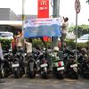 Petugas Gabungan Pemkot Jakarta Barat Melakukan Pemasangan Spanduk larangan Parkir di Kawasan CNI