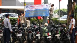 Petugas Gabungan Pemkot Jakarta Barat Melakukan Pemasangan Spanduk larangan Parkir di Kawasan CNI